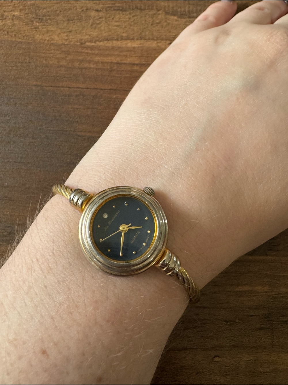 Vintage womenโs quartz wrist watch with cable band